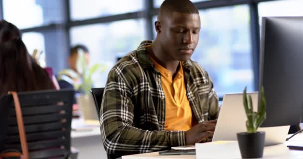 Hombre Negocios Afroamericano Usando Computadora Oficina Cámara Lenta Espacio Para — Vídeos de Stock