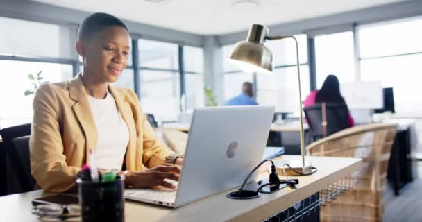 Портрет Усміхненої Афроамериканської Бізнес Леді Яка Використовує Ноутбук Офісі Повільний — стокове відео