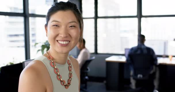 オフィスの笑顔のアジアのビジネスマンの肖像画 ゆっくりとした動き コピースペース カジュアルビジネス オフィス 専門家のコンセプト 変更されていない — ストック動画