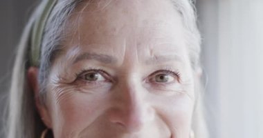 Evlerinde ve bahçelerinde fotokopi alanı olan orta yaşlı beyaz bir çiftin videoları. İlişkiler, mutluluk, ev hayatı ve yaşam tarzı konsepti, değiştirilmemiş.