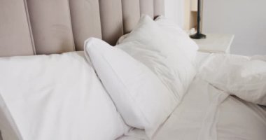 Evde yatakta ağır çekimde yatan yorgun, melez bir kadın. Yaşam tarzı ve ev hayatı, değişmedi..