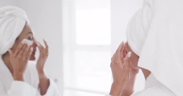 生小孩的女人在浴室里用眼底补丁照镜子 动作缓慢 生活方式 自我照顾 美感和家庭生活 — 图库视频影像