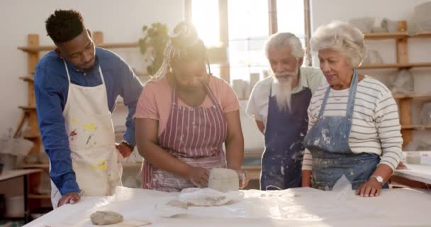 陶芸スタジオでワイヤーで粘土を切断するポスターの多様なグループ 陶磁器 手作り 地元のビジネス 趣味および技術 変えられないチームワーク — ストック動画