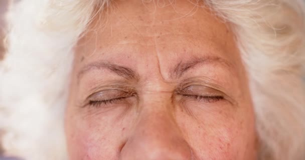 Ojos Mujer Birracial Con Pelo Trenzado Pie Sonriendo Estudio Cerámica — Vídeo de stock