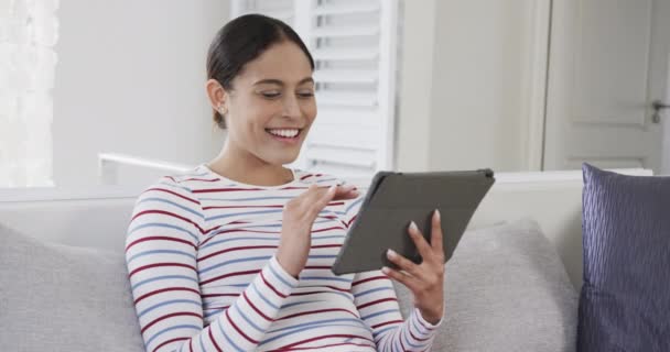 Mujer Birracial Feliz Sentada Sofá Usando Tableta Cámara Lenta Estilo — Vídeo de stock