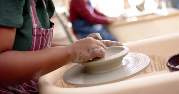 非裔美国女性陶工在陶器工作室使用陶工的车轮 动作缓慢 手工制品 当地企业 业余爱好和工艺 未经改动 — 图库视频影像