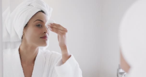 美容美发女人用棉垫洁面 在浴室照镜子 动作缓慢 生活方式 自我照顾 美感和家庭生活 — 图库视频影像