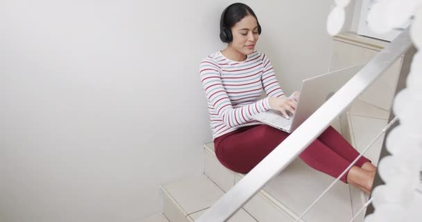 Boldog Félvér Lépcsőn Fejhallgatóval Laptoppal Lassított Felvétel Életmód Kommunikáció Családi — Stock videók