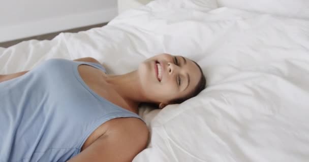 Retrato Mulher Biracial Feliz Deitada Cama Casa Câmera Lenta Estilo — Vídeo de Stock
