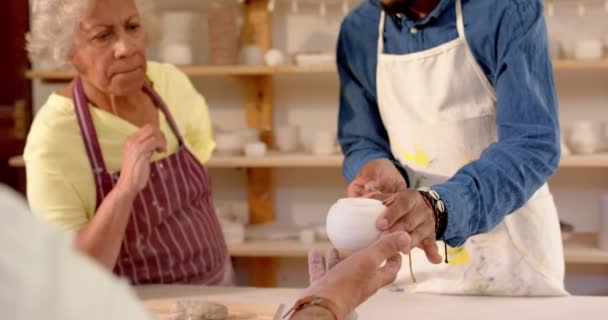 Focalizzato Diverso Gruppo Ceramisti Discutere Lavoro Studio Ceramica Ceramica Ceramica — Video Stock