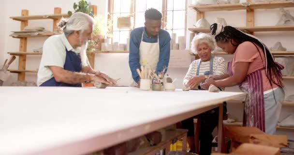 Grup Divers Olari Care Modelează Lutul Mâinile Atelierul Ceramică Ceramică — Videoclip de stoc