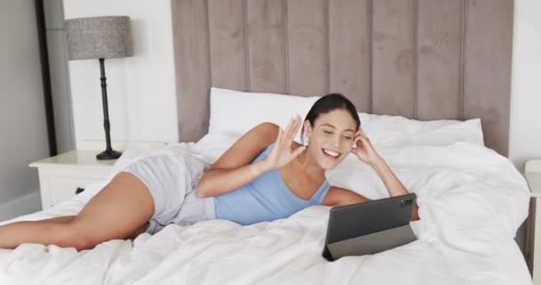 Mulher Biracial Feliz Deitada Cama Usando Tablet Para Videochamada Câmera — Vídeo de Stock