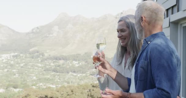 Fericit Cuplu Caucazian Vârstă Mijlocie Care Bea Vin Terasă Munți — Videoclip de stoc