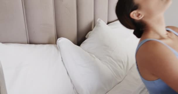Mulher Biracial Cansada Deitada Cama Cobrir Rosto Casa Câmara Lenta — Vídeo de Stock