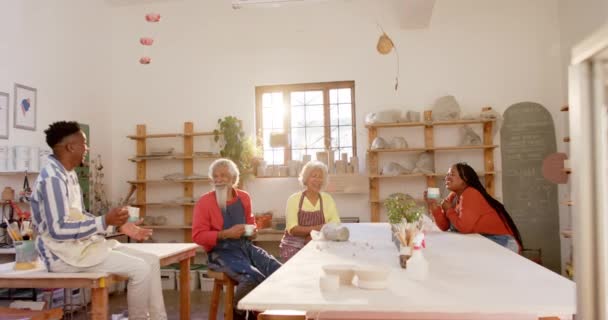 Feliz Grupo Diverso Alfareros Bebiendo Café Discutiendo Estudio Cerámica Cerámica — Vídeo de stock