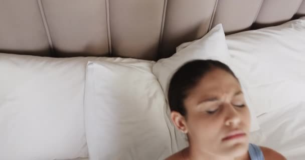 Mulher Biracial Cansada Deitada Cama Casa Câmara Lenta Estilo Vida — Vídeo de Stock