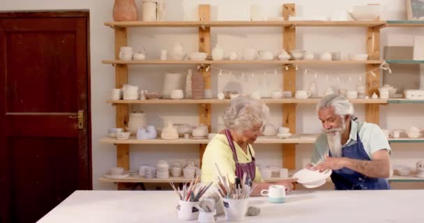 Счастливые Гончары Мужского Женского Пола Тарелками Обсуждают Мастерской Керамики Замедленная — стоковое видео