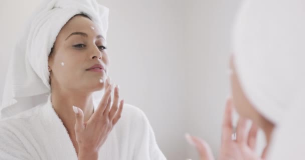 美容师在浴室里对着镜子涂面霜 动作缓慢 生活方式 自我照顾 美感和家庭生活 — 图库视频影像