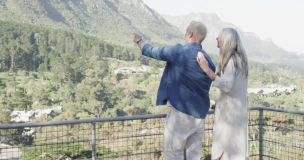 Glad Medelålders Kaukasiska Par Talar Terrass Bergen Slow Motion Förhållande — Stockvideo
