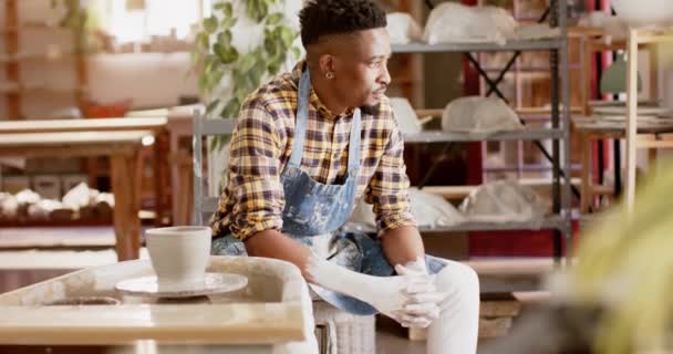 Glad Afrikansk Amerikansk Manlig Krukmakare Vilar Och Ler Keramik Studio — Stockvideo