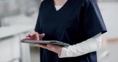 Kafkasyalı mutlu kadın doktor portresi önlük giyiyor, hastanede tablet kullanıyor, ağır çekimde. İlaç, sağlık, iletişim, hastane ve iş, değiştirilmemiş.