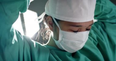 Hastanedeki ameliyathanede yüz maskesi takan Asyalı kadın cerrah, ağır çekimde. İlaç, sağlık, ameliyat, hastane ve iş, değiştirilmemiş.