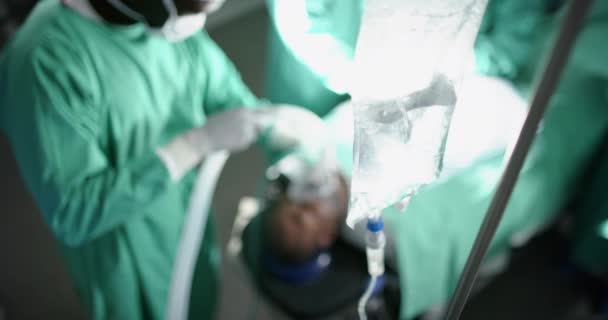 Африканський Американський Хірург Який Використовує Анестезіологічну Маску Пацієнта Операційному Театрі — стокове відео
