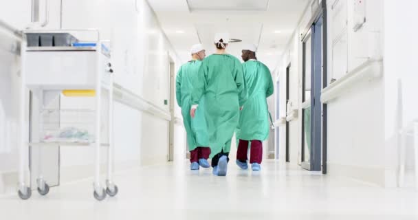 Különböző Férfi Női Sebészek Sebészeti Köpenyben Sétálnak Folyosón Kórházban Lassított — Stock videók