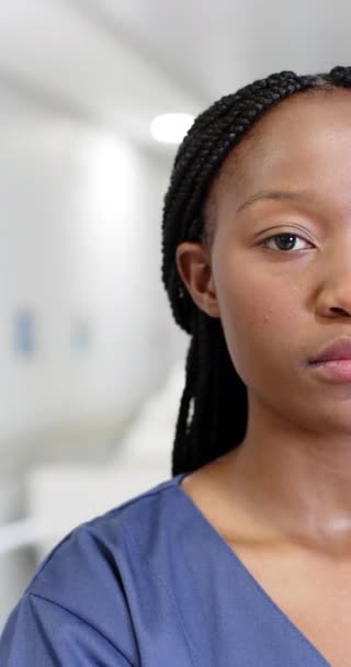 Vertikal Video Porträtt Lycklig Afrikansk Amerikansk Kvinnlig Läkare Sjukhus Slow — Stockvideo