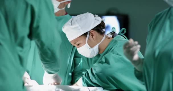 Zróżnicowani Chirurdzy Męscy Żeńscy Operujący Pacjenta Szpitalu Zwolnionym Tempie Medycyna — Wideo stockowe