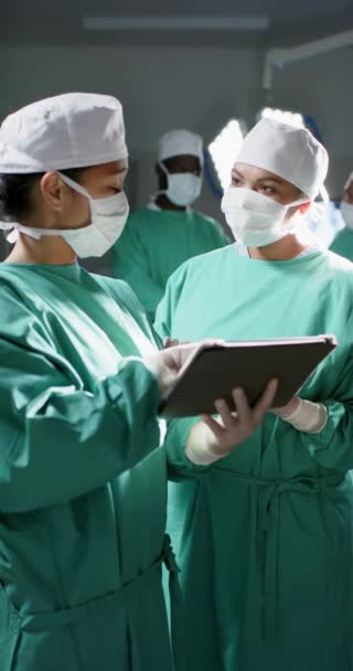 Vídeo Vertical Diversas Cirurgiãs Usando Tablet Sala Cirurgia Hospital Câmera — Vídeo de Stock