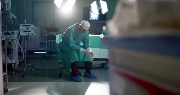 病院で手術用ガウンを着用した白人男性外科医は ゆっくりと動作します ヘルスケア 病院および仕事 変わらない — ストック動画