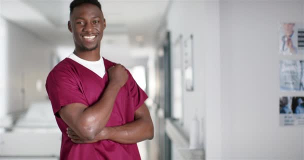 Portret Szczęśliwego Afro Amerykańskiego Lekarza Fartuchu Szpitalu Przestrzeń Ksero Spowolniony — Wideo stockowe