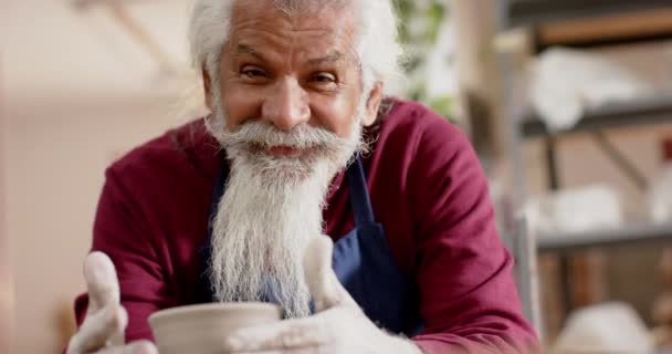 Szczęśliwy Starszy Dwurasowy Garncarz Pracujący Nad Wazą Glinianą Uśmiechający Się — Wideo stockowe