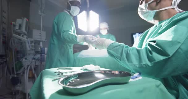 Zróżnicowani Chirurdzy Wykorzystujący Instrumenty Chirurgiczne Sali Operacyjnej Szpitalu Zwolnione Tempo — Wideo stockowe