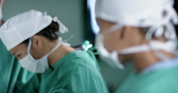 Portret Dwurasowej Chirurżki Masce Sali Operacyjnej Szpitalu Zwolnionym Tempie Medycyna — Wideo stockowe