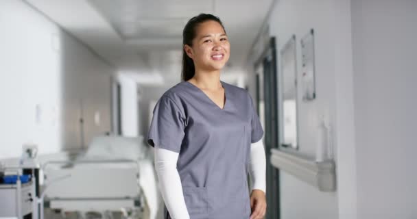 Πορτρέτο Μιας Ευτυχισμένης Ασιάτισσας Γιατρού Που Φοράει Ποδιά Στο Νοσοκομείο — Αρχείο Βίντεο