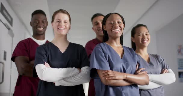 病院でスクラブを着用している 幸せな多様な男性と女性の医師の肖像画 ゆっくりとした動き ヘルスケア チームワーク 病院および仕事 変わらない — ストック動画