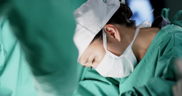 Chirurg Azjatycki Operujący Pacjentkę Szpitalu Zwolnionym Tempie Medycyna Opieka Zdrowotna — Wideo stockowe