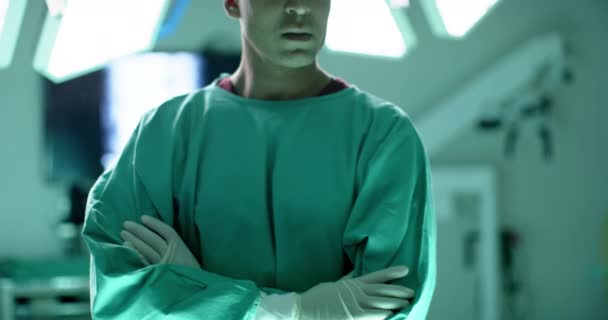 手術用ガウンを身に着けている白人男性外科医の肖像画 ゆっくりとした動き ヘルスケア 病院および仕事 変わらない — ストック動画