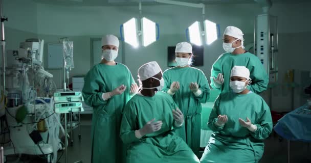 手術用ガウンを着用した多様な外科医の肖像画 スローモーション ヘルスケア チームワーク 病院および仕事 変わらない — ストック動画