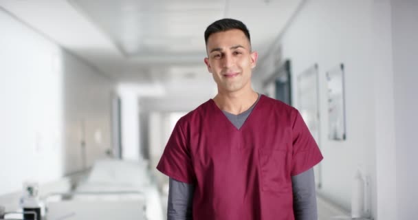 Portret Szczęśliwego Dwurasowego Lekarza Noszącego Fartuch Szpitalu Spowolniony Ruch Medycyna — Wideo stockowe