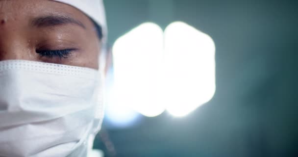 不同的男医生和女医生在医院手术室为病人做手术 动作缓慢 医疗保健 团队合作 医院和工作 — 图库视频影像