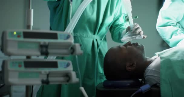 Chirurg Používající Anestetickou Masku Afrického Amerického Pacienta Operačním Sále Zpomalený — Stock video