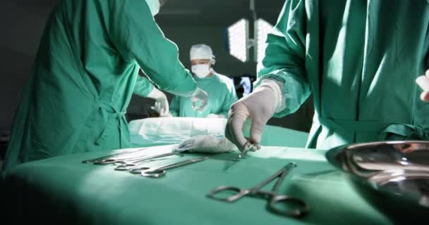Zróżnicowani Chirurdzy Wykorzystujący Instrumenty Chirurgiczne Sali Operacyjnej Szpitalu Zwolnione Tempo — Wideo stockowe