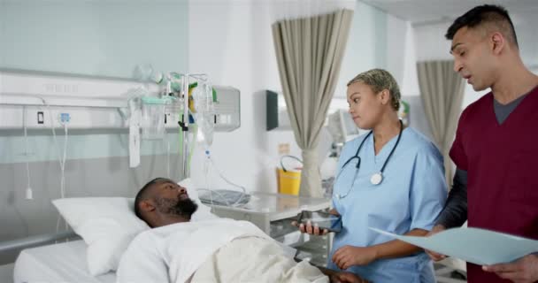 Különböző Orvosok Férfi Betegek Beszélgetnek Kórházi Szobában Lassított Felvétel Gyógyszer — Stock videók
