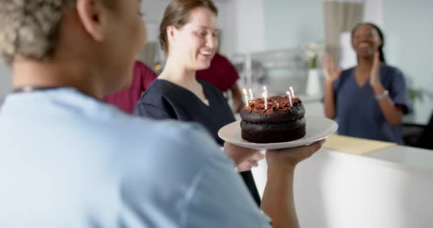 Diversos Médicos Hombres Mujeres Celebrando Cumpleaños Recepción Hospital Cámara Lenta — Vídeo de stock