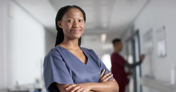 Portret Van Een Gelukkige Afro Amerikaanse Vrouwelijke Dokter Die Operatiekleding — Stockvideo