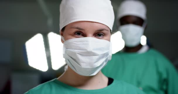 手術用ガウンを着用した多様な外科医の肖像画 スローモーション ヘルスケア チームワーク 病院および仕事 変わらない — ストック動画