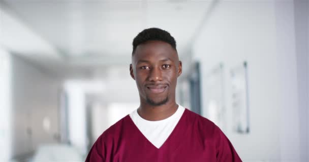 Portret Szczęśliwego Afro Amerykańskiego Lekarza Ubranego Fartuch Szpitalu Spowolniony Ruch — Wideo stockowe